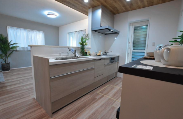 福山市南蔵王町、新築一戸建てのキッチン画像です