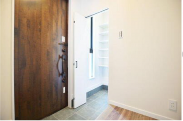 福山市神村町、中古一戸建ての玄関画像です