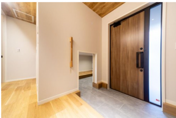 福山市南本庄、新築一戸建ての玄関画像です