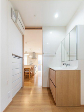 福山市新涯町、中古一戸建ての洗面画像です