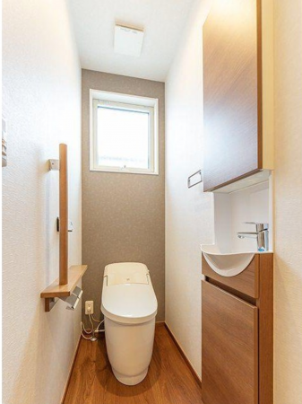 福山市新涯町、中古一戸建てのトイレ画像です