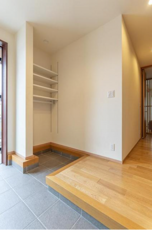 福山市新涯町、中古一戸建ての玄関画像です