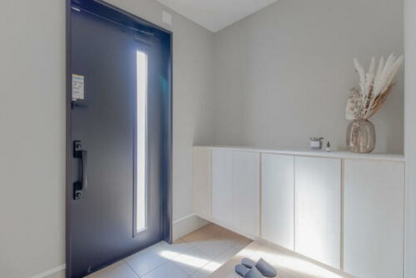 福山市千代田町、新築一戸建ての玄関画像です