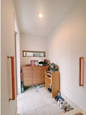 福山市新涯町、中古一戸建ての玄関画像です