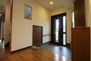 福山市明王台、中古一戸建ての玄関画像です