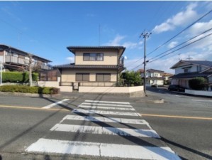 福山市駅家町大字弥生ケ丘、中古一戸建ての前面道路を含む現地写真画像です