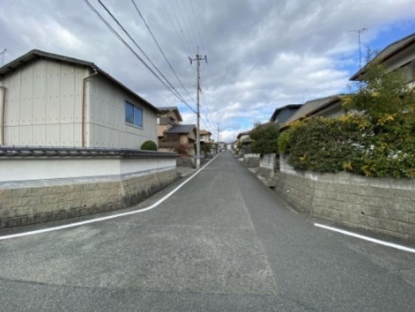 福山市駅家町大字弥生ケ丘、中古一戸建ての前面道路を含む現地写真画像です