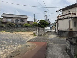 福山市新市町大字新市、中古一戸建ての前面道路を含む現地写真画像です