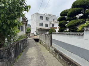 福山市新市町大字新市、中古一戸建ての前面道路を含む現地写真画像です