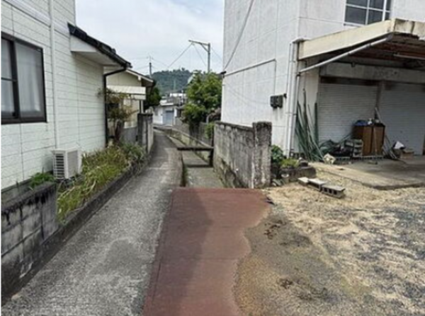 福山市新市町大字新市、中古一戸建ての前面道路を含む現地写真画像です