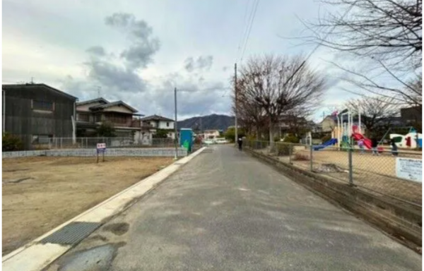 福山市本庄町中、新築一戸建ての前面道路を含む現地写真画像です