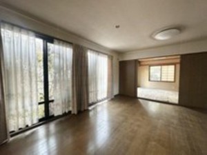 福山市明王台、中古一戸建ての居間画像です