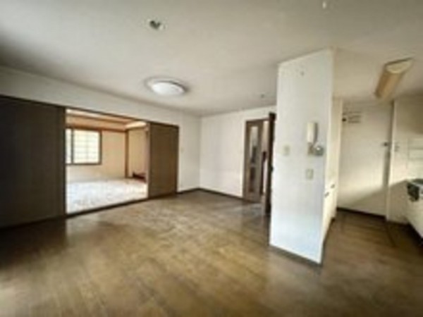 福山市明王台、中古一戸建ての居間画像です