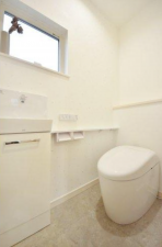 福山市南蔵王町、新築一戸建てのトイレ画像です