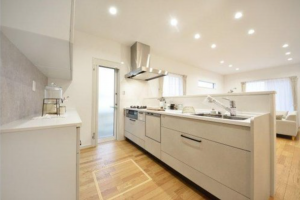 福山市南蔵王町、新築一戸建てのキッチン画像です