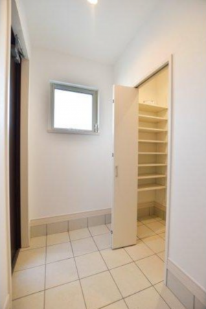 福山市南蔵王町、新築一戸建ての玄関画像です