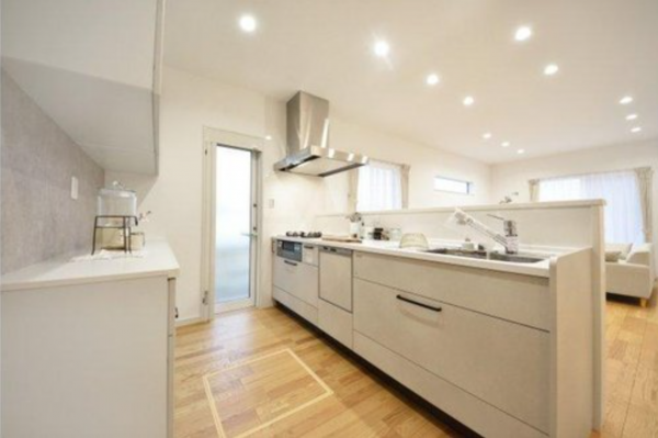 福山市南蔵王町、新築一戸建てのキッチン画像です