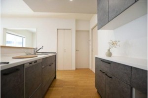 福山市南蔵王町、新築一戸建てのキッチン画像です