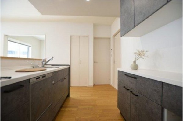 福山市南蔵王町、新築一戸建てのキッチン画像です