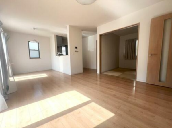 福山市春日町浦上、中古一戸建ての居間画像です