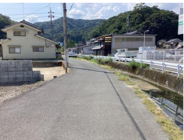 福山市新市町大字宮内、土地の前面道路を含む現地写真画像です