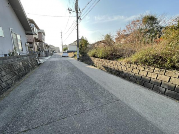 福山市能島、土地の前面道路を含む現地写真画像です