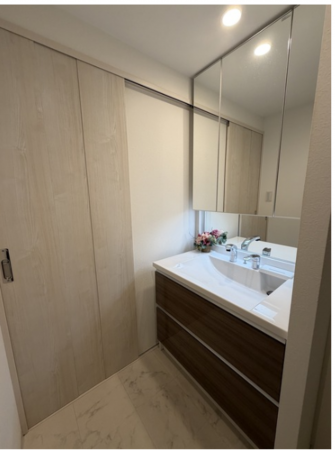 福山市東桜町、マンションの洗面画像です