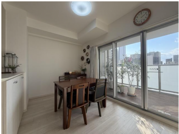 福山市東桜町、マンションの居間画像です