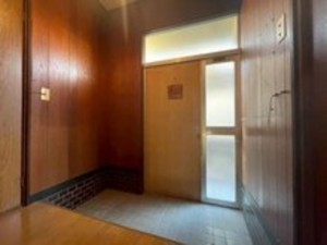 福山市千代田町、中古一戸建ての玄関画像です