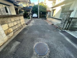 福山市千代田町、中古一戸建ての前面道路を含む現地写真画像です