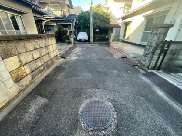 福山市千代田町、中古一戸建ての前面道路を含む現地写真画像です