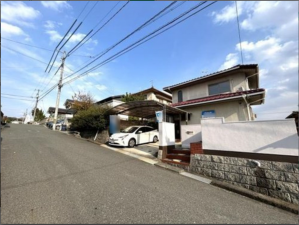 福山市神辺町字道上、中古一戸建ての前面道路を含む現地写真画像です