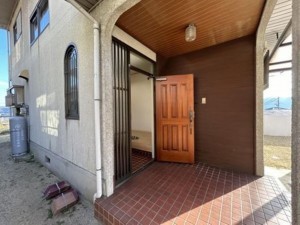 福山市神辺町字道上、中古一戸建ての玄関画像です