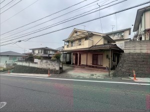 福山市蔵王町、中古一戸建ての前面道路を含む現地写真画像です