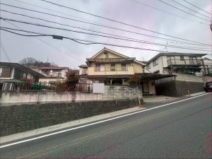 福山市蔵王町、中古一戸建ての前面道路を含む現地写真画像です