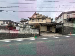 福山市蔵王町、中古一戸建ての前面道路を含む現地写真画像です