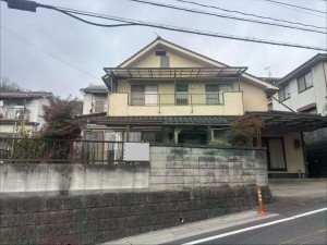 福山市蔵王町、中古一戸建ての前面道路を含む現地写真画像です