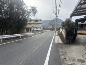 福山市蔵王町、中古一戸建ての前面道路を含む現地写真画像です