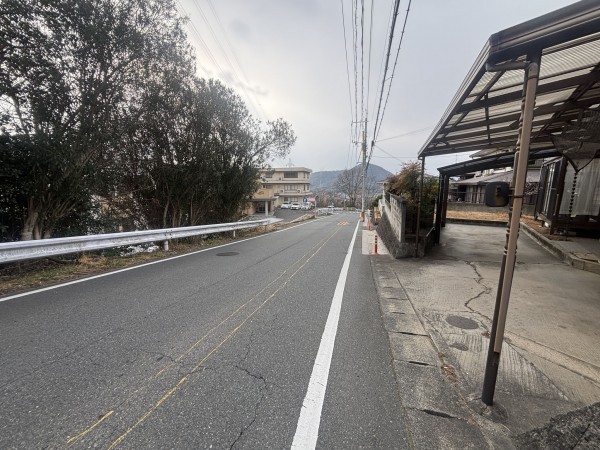 福山市蔵王町、中古一戸建ての前面道路を含む現地写真画像です