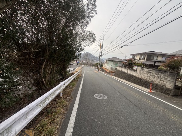 福山市蔵王町、中古一戸建ての前面道路を含む現地写真画像です