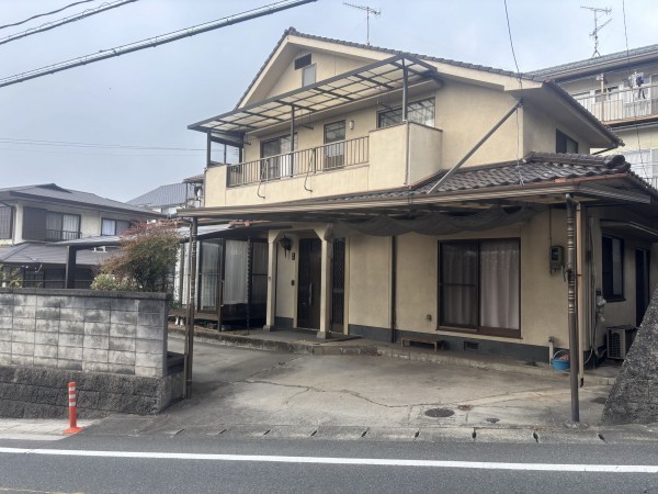 福山市蔵王町、中古一戸建ての前面道路を含む現地写真画像です