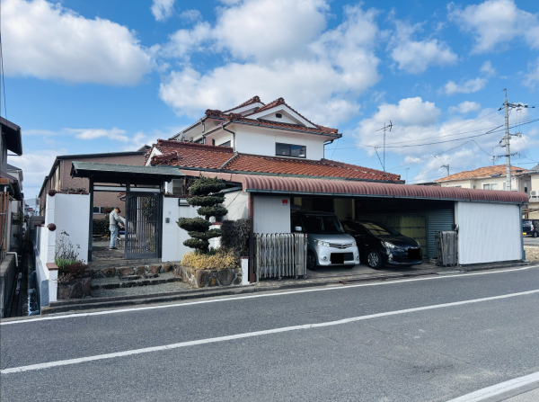 福山市神辺町字道上、中古一戸建ての前面道路を含む現地写真画像です