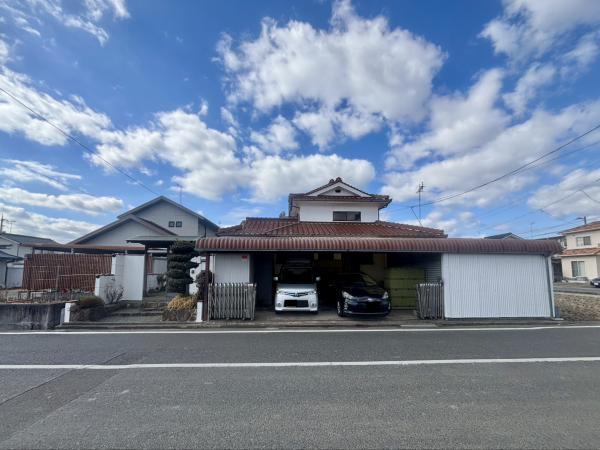 福山市神辺町字道上、中古一戸建ての前面道路を含む現地写真画像です