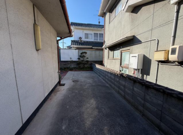 福山市御幸町大字中津原、中古一戸建ての前面道路を含む現地写真画像です