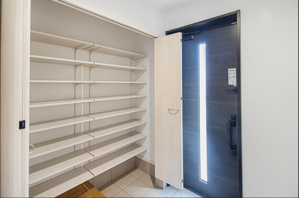 福山市春日町、新築一戸建ての玄関画像です