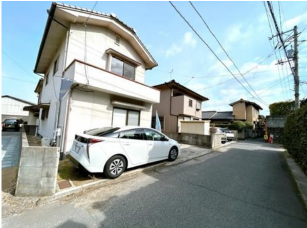 福山市水呑町、中古一戸建ての前面道路を含む現地写真画像です