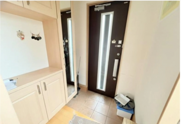 福山市春日町浦上、中古一戸建ての玄関画像です