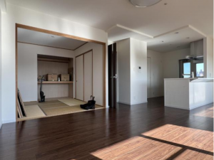 福山市南蔵王町、マンションの居間画像です