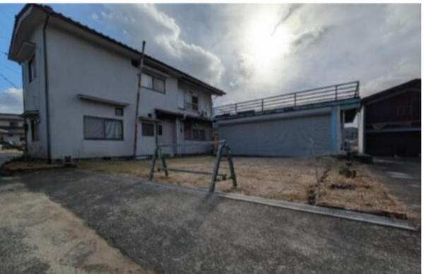 福山市新市町大字上安井、中古一戸建ての前面道路を含む現地写真画像です