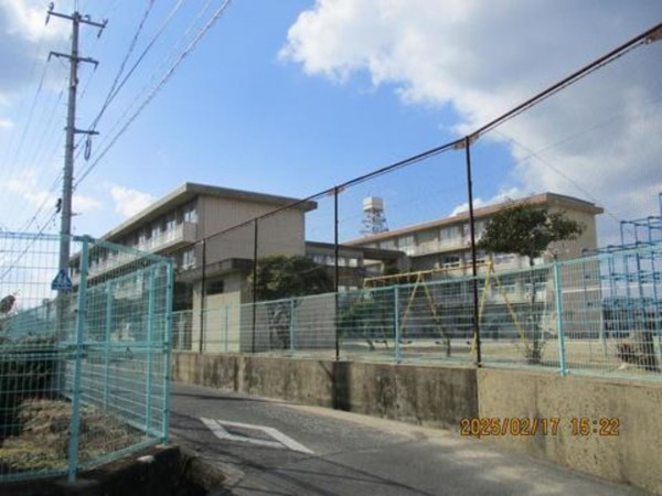 福山市駅家町大字近田、土地の小学校画像です